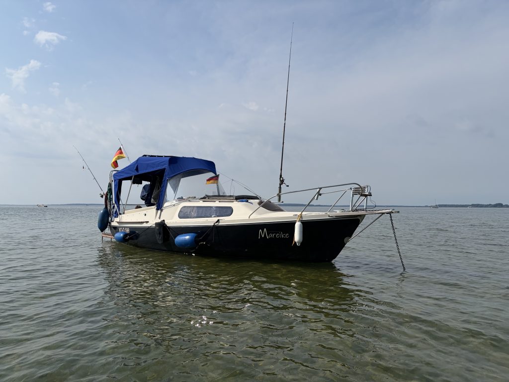 Die Mareike vor Anker auf dem Wasser